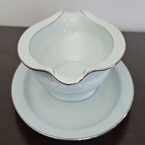 On Sale!  Noritake gravy boat with attached dish.  Excellent condition. - Picture 3 of 4